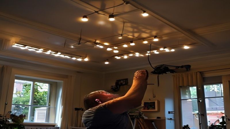AI-impressie van led-strip aanleggen door een verlichtingsspecialist